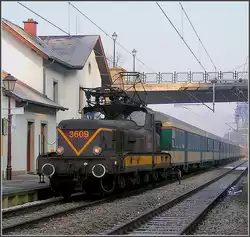 En la fría mañana del 3 de marzo de 2004, el tren local arrastrado por la 3609 está saliendo de la estación de Clervaux.