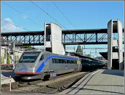 El CIS ETR 470 está saliendo de la estación de Spiez el 3 de agosto de 2008.