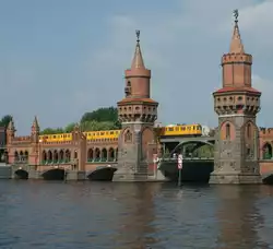 Berlins tunnelbana vid Baum School-Bridget.