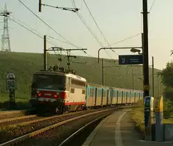 SNCF 25585 con una composición RIO en la madrugada en Russin.