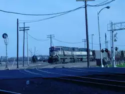 SD70MAC met Burlington Northern-verf staan op het punt om de Main Street-overweg in Burlington, Iowa, te passeren op 9 april 2005.