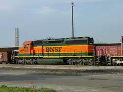 BNSF 7801は前方に（旧サンタフェ）BNSF
