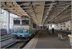 The SNCF BB 22308 has arrived in Cannes with its TER train.