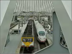 Belgiska och tyska tåg fotograferade vid Liège Guillemins den 11 augusti 2010.