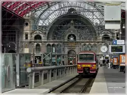 AM 86 913 fotograferad på den fantastiska stationen Antwerpen Centraal den 24 april 2010.