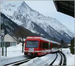 Un train régional arrive à Chamonix.