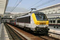 CFL 3011 con un tren en Lieja, Bélgica, el 1 de mayo de 2009
