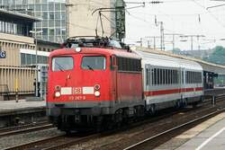 113 267-9 con dos coches IC en la estación central de Essen.