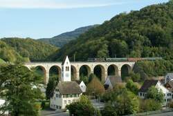 Der Abendzug auf den berühmten Brücken in Rümelingen.