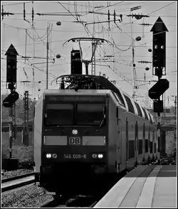 146 009-6 avec des voitures à deux niveaux arrive à la gare principale d'Essen le 2 avril 2011.