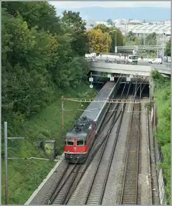 La SBB Re 4/4 II 11194 empuja el RE hacia Ginebra por Lausana.