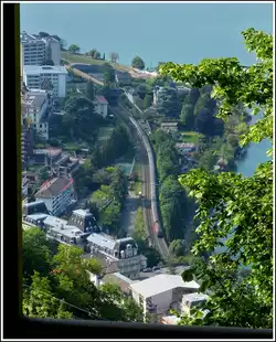 Ett IR till Genève kör mellan Veytaux-Chillon och Teritet den 26 maj 2012.