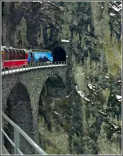 Ge 4/4 III 647 met de Bernina Express steekt de 450 voet lange 
