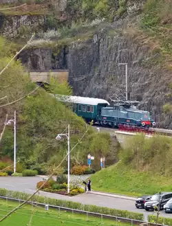 De heritage BB 3608 verlaat op 21 april 2014 de Scheidemühle-tunnel in Clervaux.