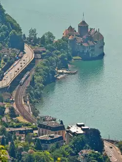 Een SBB Flirt rijdt tussen Territet en Veytaux-Chillon op 26 mei 2012.