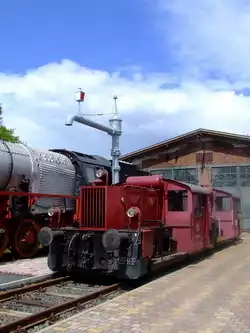 Deux Köf II (323842-5 et 323864-9) situés devant la locomotive à vapeur 44 508 en préparation, le 30/05/2010 devant la gare historique Lokstation Westerburg (Westerwald),