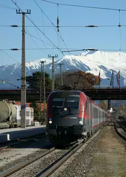 ÖBB 1116 213 im Railjet-Look mit OEC nach Innsbruck in Hall in Tirol   07.11.2009