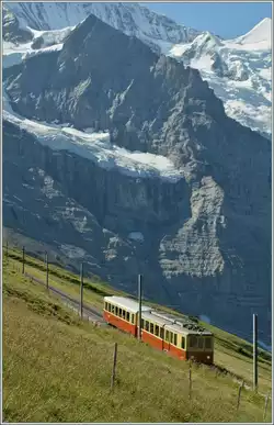 Pociąg Jungfraubahn w drodze na Jungfraujoch między Kleine Scheidegg a Eigergletscher.