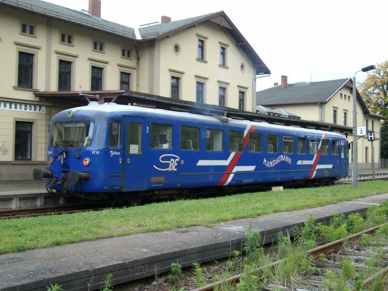 VT 41 der Schsisch-Bhmischen-Eisenbahn (Mandaubahn) am 11.09.2009 in Seifhennersdorf Zug fhrt nach Zittau