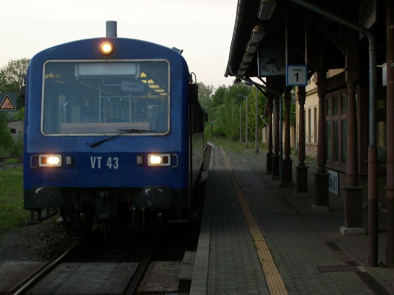 VT 43 der SBE Mandaubahn Abfahrbereit nach Zittau im Bahnhof Seifhennersdorf am 11.05.2009