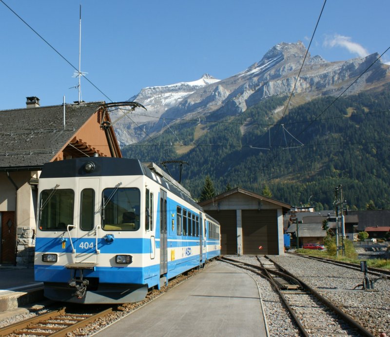 Wait to the journey in the Glen to Aigle: ASD Be 4/4 N 404 with Bt in les Diablerets. In the Background the Glacier 2000 Mountains
01.10.2008